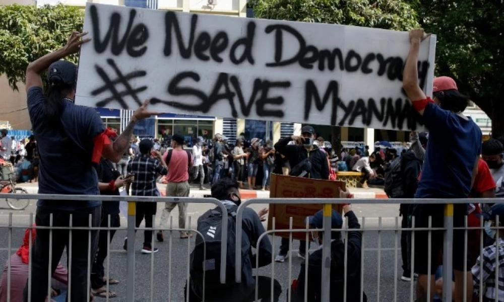 Μιανμάρ: Τρεις νεκροί και δεκάδες διαδηλωτές έχουν περικυκλωθεί